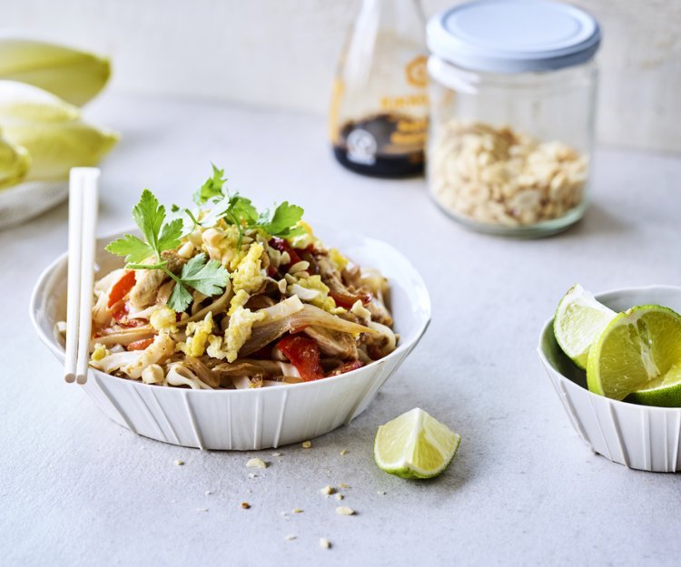 Spicy pad thai met kip en witloof