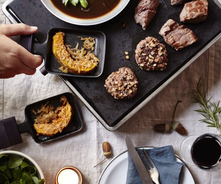 Steak en hamburger op de steengrill