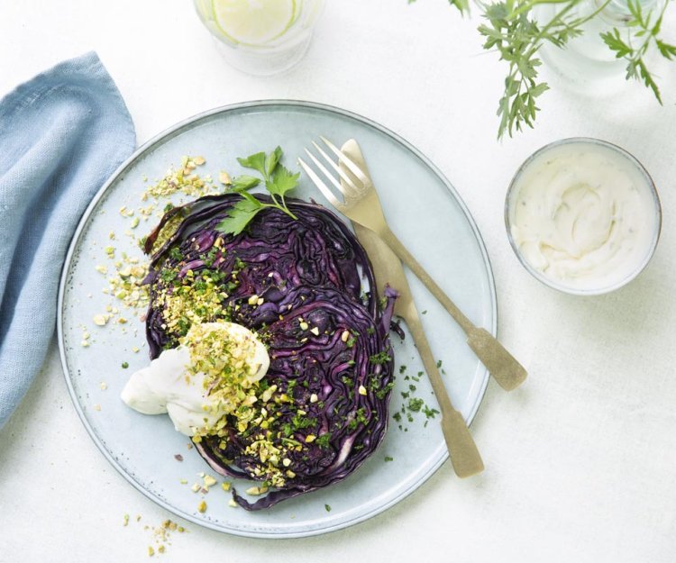 Steak van rode kool met kruidige slagroomdip Steak van rode kool met kruidige slagroomdip