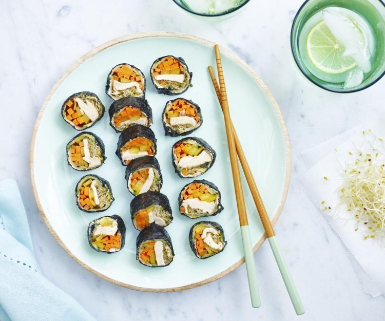 Sushi met kip en tricolore groenten Sushi met kip en tricolore groenten