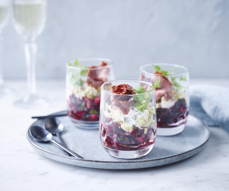 Tartaar van rode biet met witloof, rosbief en mieriksworteldressing Tartaar van rode biet met witloof, rosbief en mieriksworteldressing