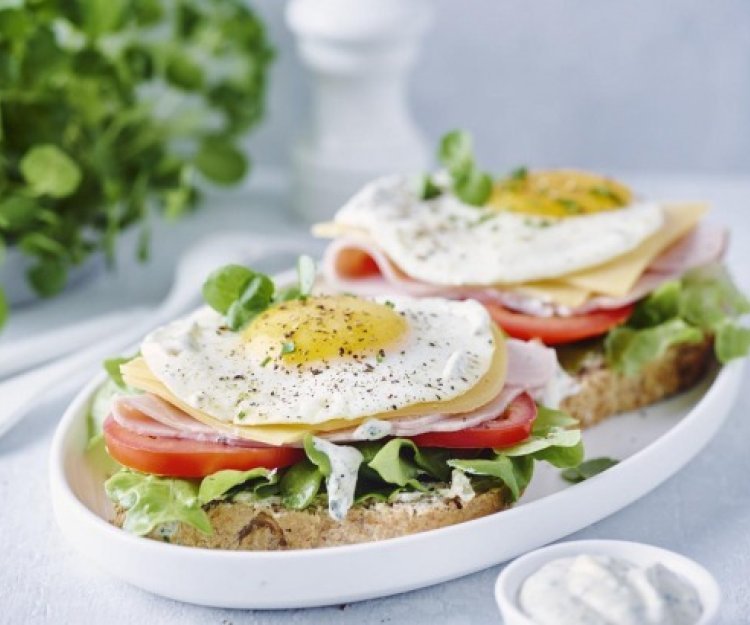 Tartines au jambon, fromage et mayonnaise au persil