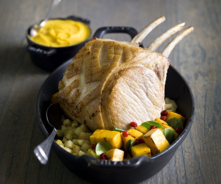 Varkenskroontje met butternut, brunoise appel en spruitenblaadjes Varkenskroontje met butternut, brunoise appel en spruitenblaadjes