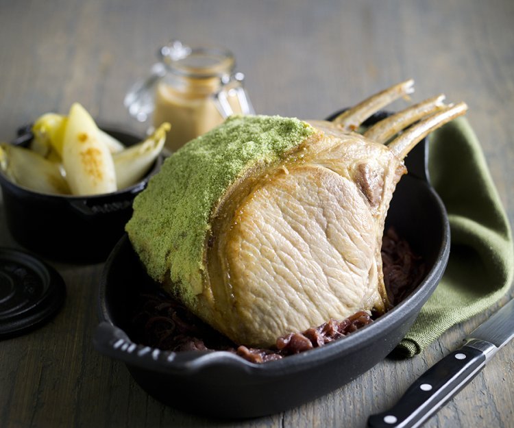Varkenskroontje met peterseliecrumble, witloof en champignonsaus Varkenskroontje met peterseliecrumble, witloof en champignonsaus