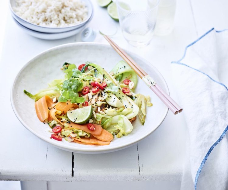 Vegetarische groentewok met spitskool, paksoi, venkel en wortel