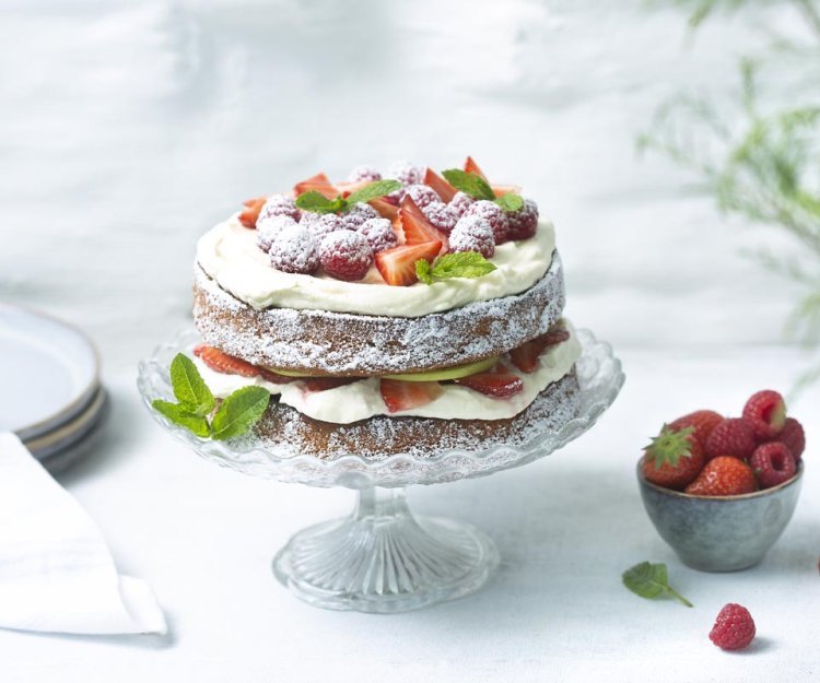 Verjaardagstaart van biscuit met aardbeien, framboos en appel Verjaardagstaart van biscuit met aardbeien, framboos en appel
