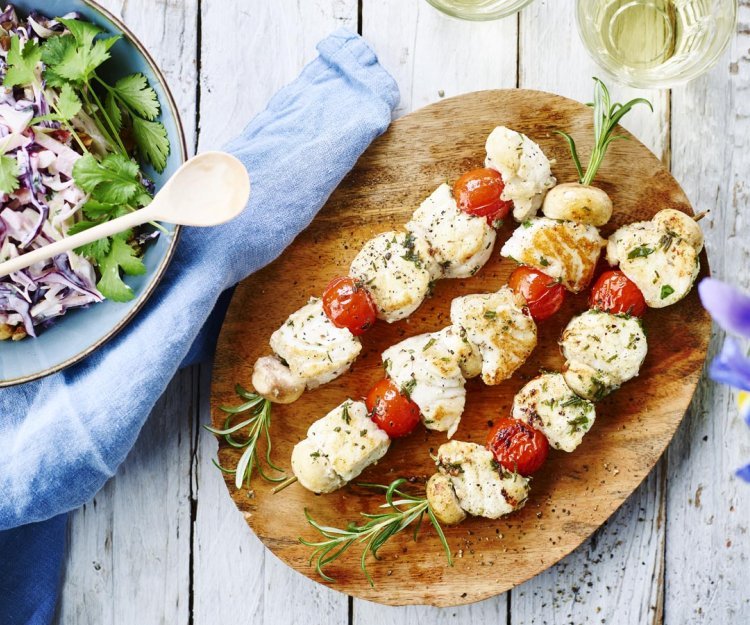 Visbrochette van zeewolf, tomaatjes en champignons Visbrochette van zeewolf, tomaatjes en champignons