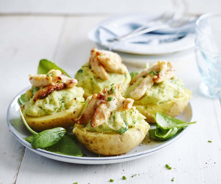 Gevulde aardappel met broccoli en kipblokjes 