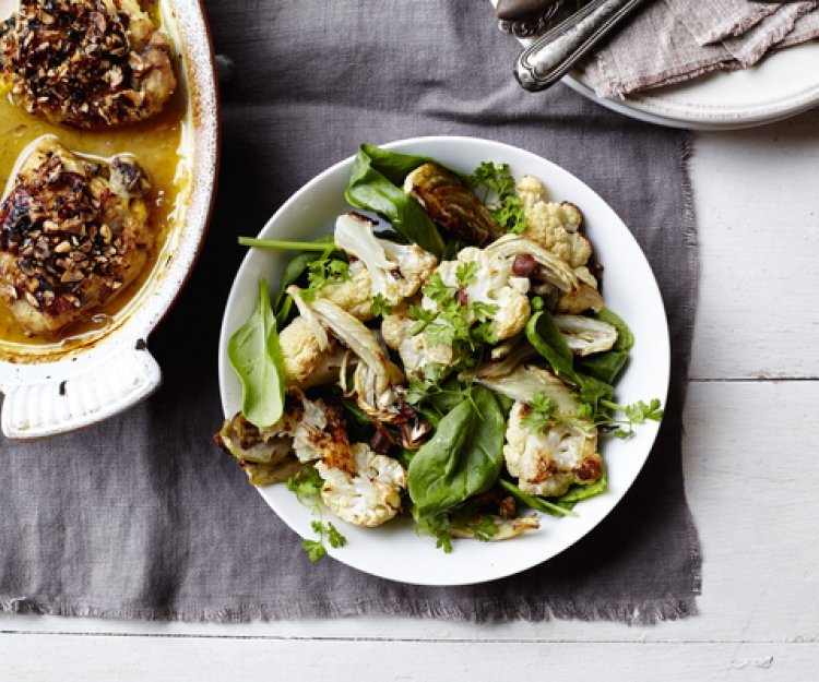 Salade van geroosterde bloemkool met citroenkip in hazelnootkorst