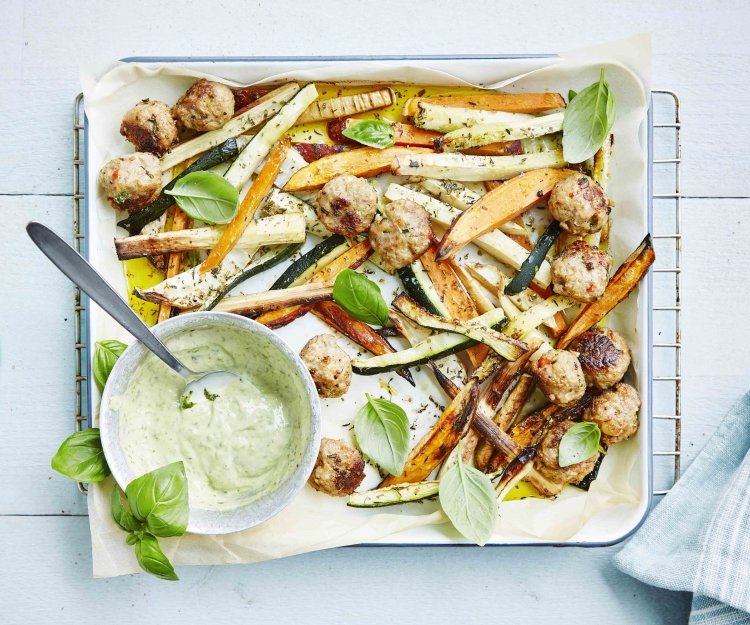 Frites de légumes, boulettes épicées et mayonnaise au basilic