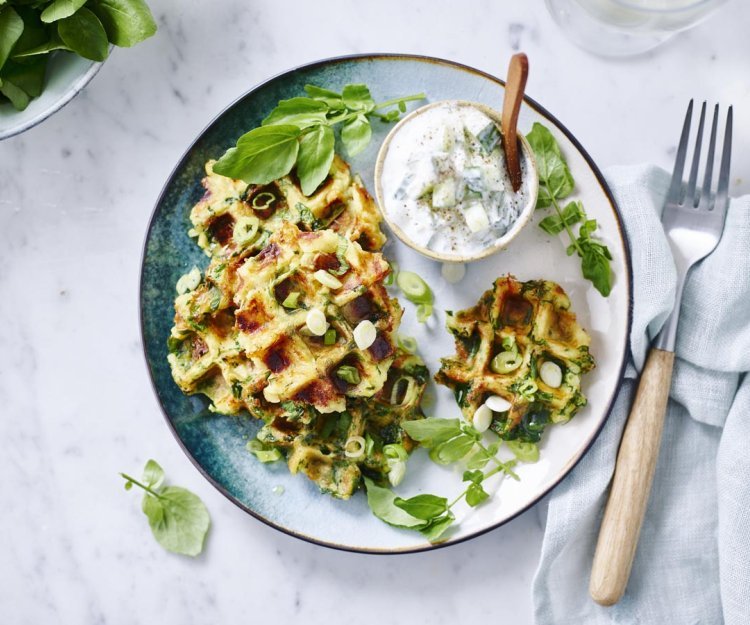 Wafel van aardappel en groenten met tzatziki 