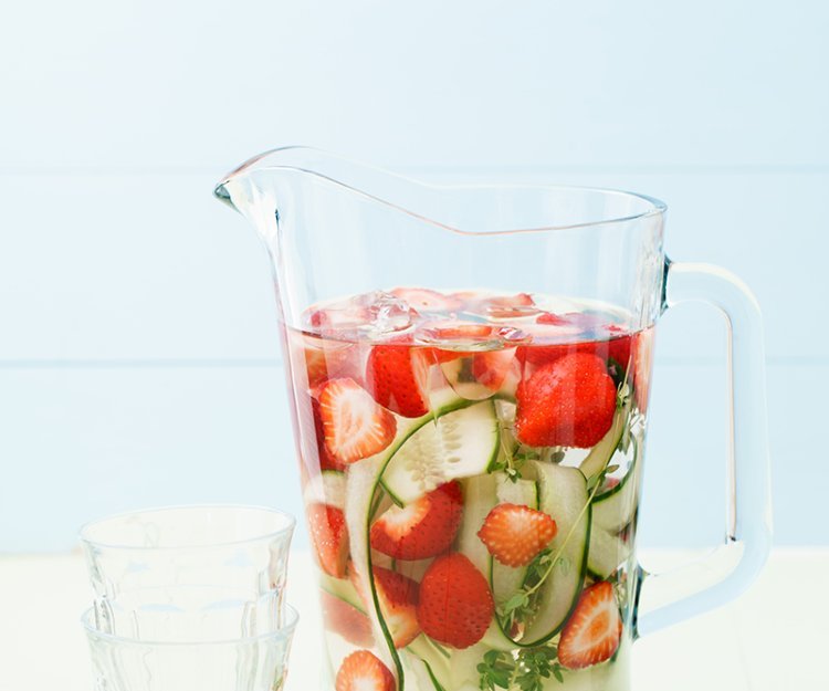 Water met aardbeien, komkommer en tijm