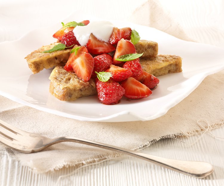 Pain perdu complet aux fraises marinées