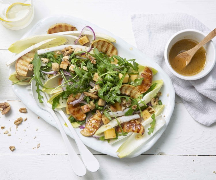 Witloofsalade met gegrilde appeltjes en oude kaas