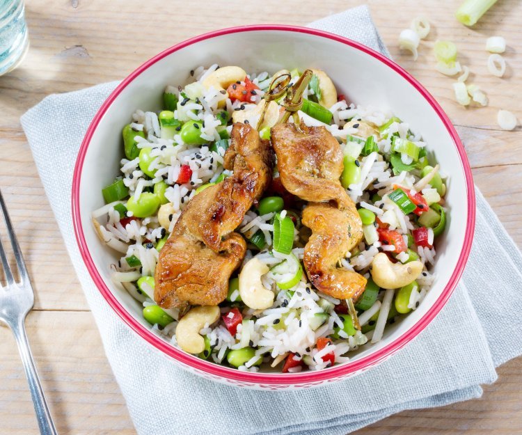 Yakitori van varkenslapje met rijstsalade Yakitori van varkenslapje met rijstsalade