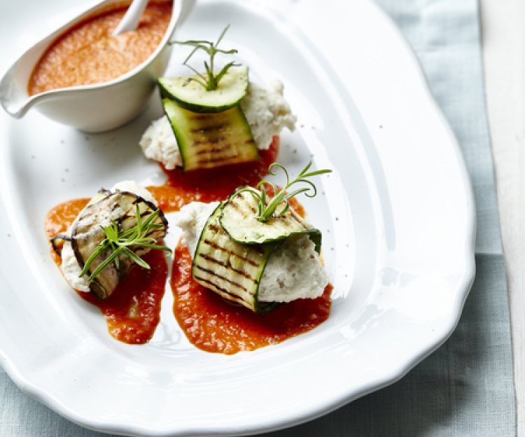 Rouleaux de bar avec courgette et aubergine grillées, coulis de poivrons