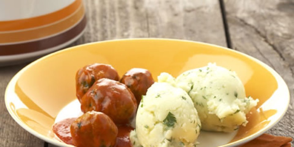 Aardappelpuree met balletjes in tomatensaus Aardappelpuree met balletjes in tomatensaus
