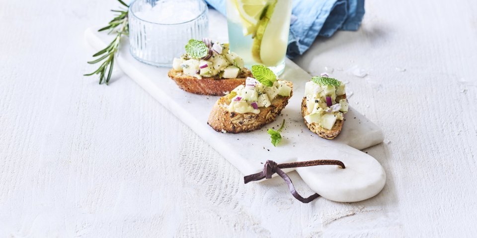 Bruschetta met perensalsa en blauwe schimmelkaas en rozemarijnlimonade met peer 0 Bruschetta met perensalsa en blauwe schimmelkaas liggen op een marmer schaaltje samen met een homemade rozemarijnlimonade met peer.