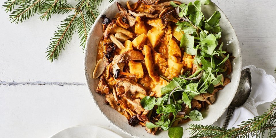 Een heerlijke side dish voor op je Kerstmenu. Een vegetarische curry van pastinaak, linzen en champignons opgediend in een grote ronde schotel. Klaar om op te scheppen. 