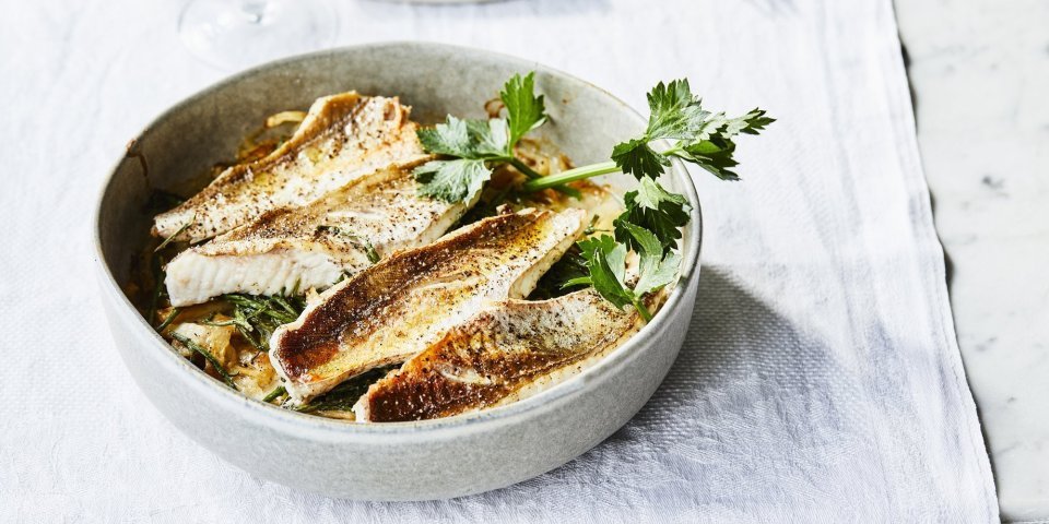 Gegrilde rode poon met romige knolselder Een heerlijk bijgerecht uit de oven? Stop met zoeken! Dit bijgerecht werd gepresenteerd in een ronde ovenschaal en staat te blinken op tafel. Bovenop de knolselder liggen de krokant gegrilde visfilets.