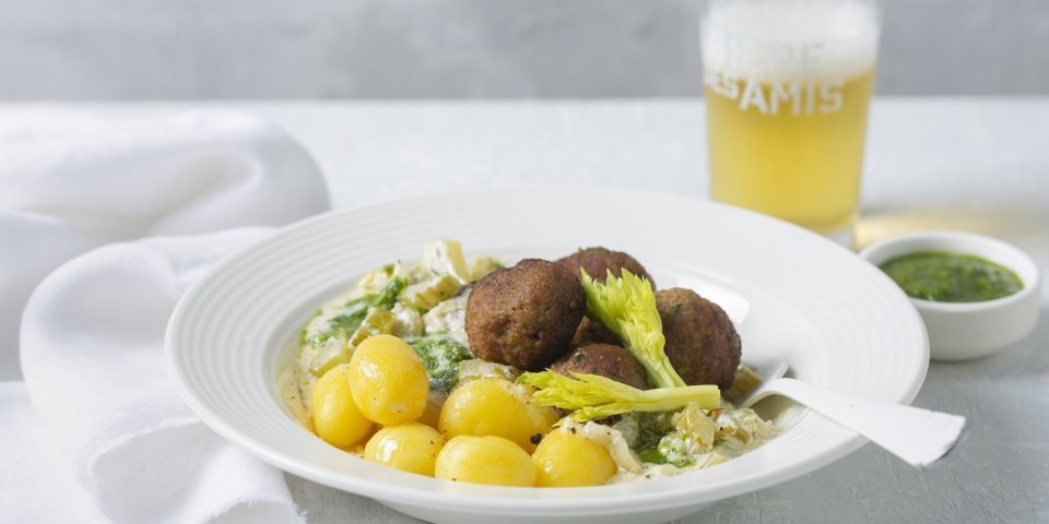 Gehaktballetjes in selderijsaus en pesto Balletjes in selderijsaus, wat anders maar toch o zo gekend. Wij serveerde ze met heerlijk gekookte krieltjes en een fris biertje.