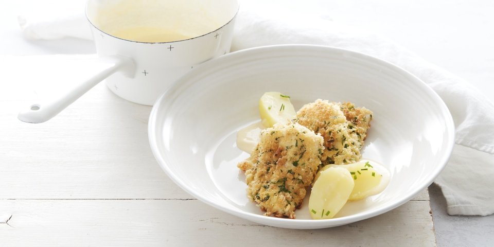 Gepaneerde schartongfilet in kruidenkorst met mousselinesaus Schartong klaargemaakt als fishstick met een lichtgele mousselinesaus en een gekookt patatje... mmmm. Gezellig in een diep wit bord, op een houten plank geplaatst. Het pannetje met mousselinesaus werd er naast geplaatst voor wie er niet genoeg van krijgt.