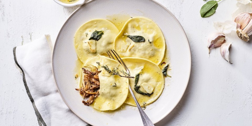 Gevulde ravioli van konijn met saliebotersaus Een heerlijk feestelijk bordje met homemade ravioli. Deze ravioli is gevuld met konijn en afgewerkt met een saliebotersausje en sinaasappel.
