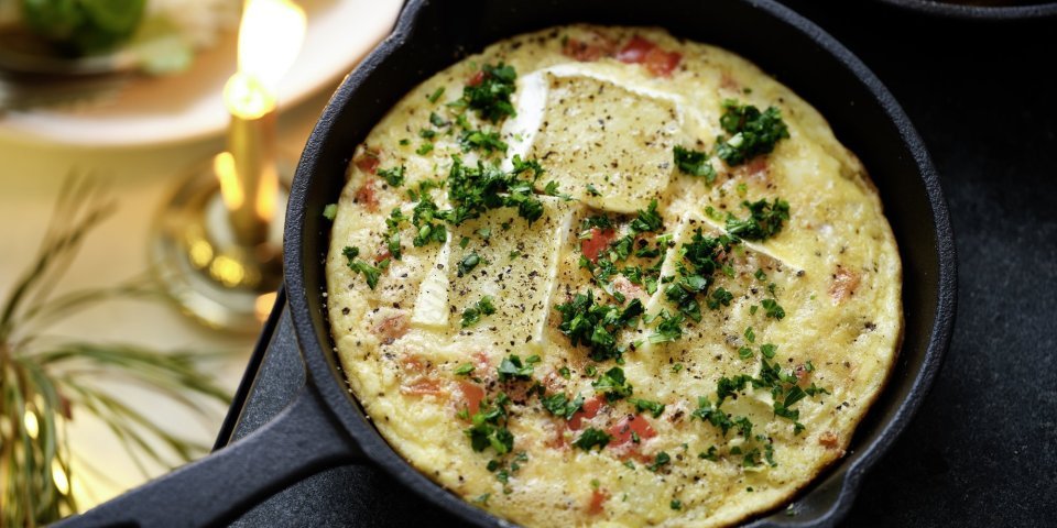 Gourmet van tortilla met Belgische Brie en koolrabisalade Een gourmetpannetje gevuld met lekkers van eigen landje! Schijfjes aardappel, eitjes, paprika en Belgische brie, laat alles mooi bakken in je gourmetpannetje en geniet tijdens de feesten!