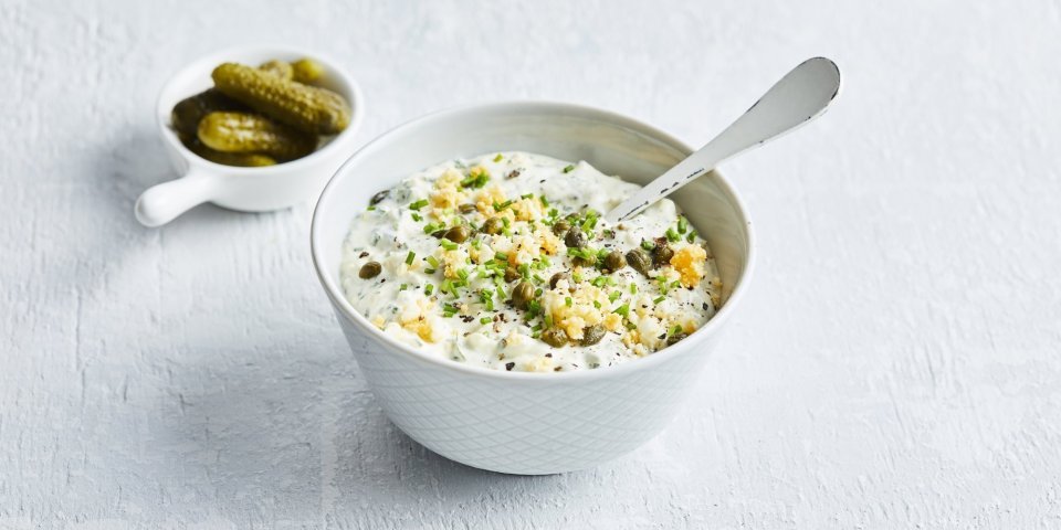 Deze koude vissaus gribiche doet me denken aan verse tartaar met wat extra's erin. De saus is geserveerd in een wit kommetje. 