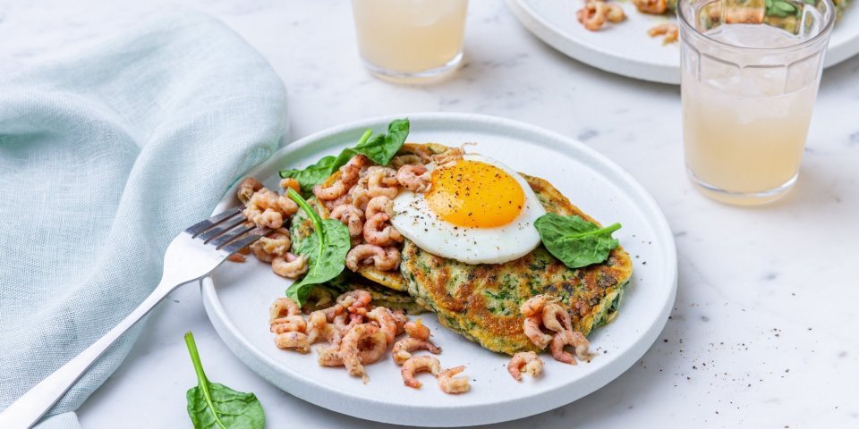 Hartige spinazie-courgettepannenkoekjes met een spiegelei en garnalen. Aangevuld met 2 glazen limonade.