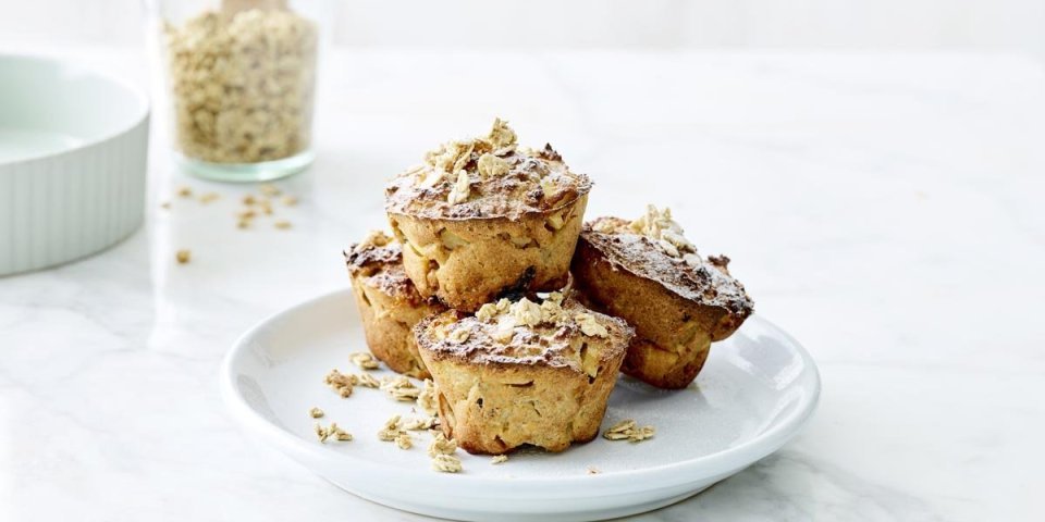 Havermoutmuffin met yoghurt en appel Op het aanrecht staat een bordje met hierop 4 muffins. Ze zijn gemaakt van yoghurt met havermout en stukjes appel. Een perfect gezond tussendoortje.