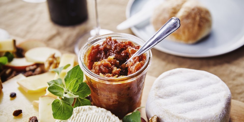 Homemade chutney van appel en ui Roodkleurige chutney van appel en ui staat te pronken tussen enkele kazen van bij ons op de kaasplank. Klaar om te genieten met smaak en vrienden.