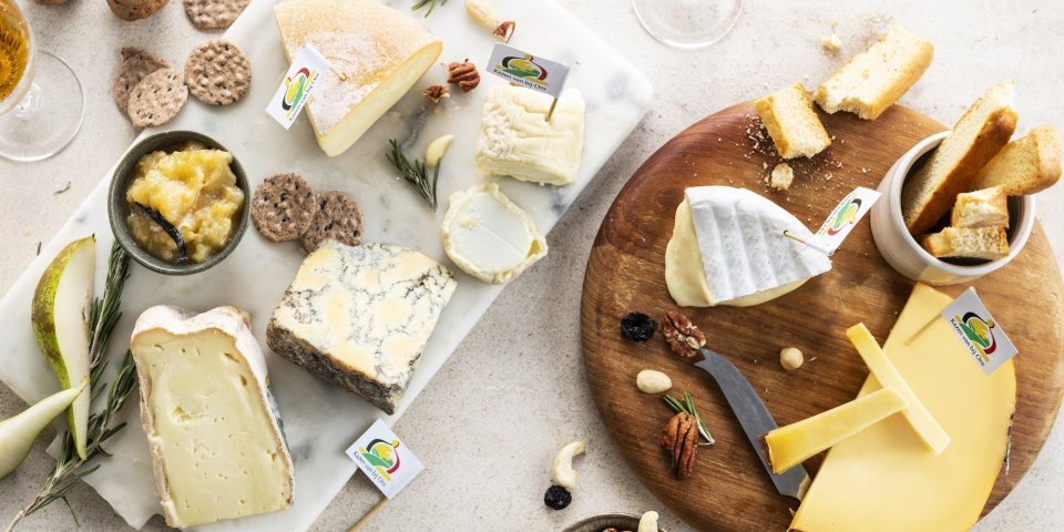 Kaasschotel met chutney van peer Een heerlijke kaasschotel vol heerlijke Belgische kazen. Wij serveren hem met een chutney van peer, noten, crackers en rozijntjes