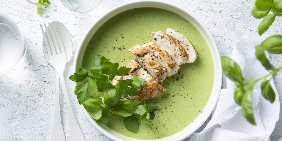 Kipfilet met een sausje van waterkers Een heerlijk gebakken kipfilet ligt in een groen sausje, de kleuren zijn geweldig. We werkten het gerechtje af met extra basilicumblaadjes.