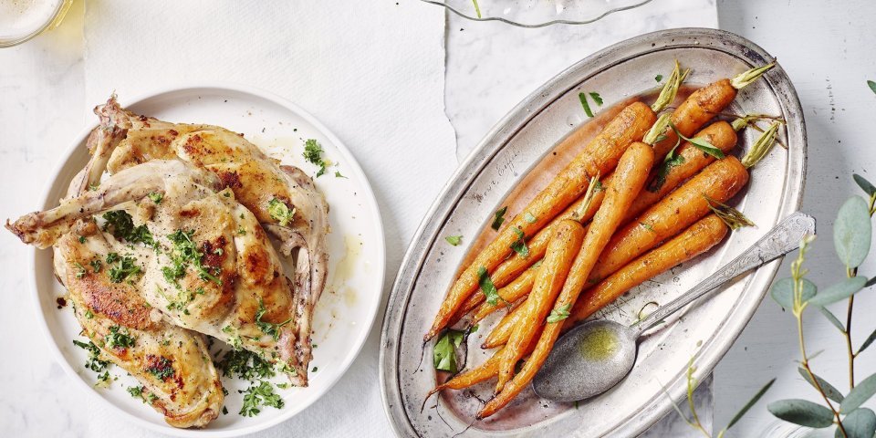 Konijnenbouten met gremolata, wortelen en parelcouscous Hedendaags recept met konijn? Check. De bouten worden gepresenteerd met gegrilde wortellen uit de oven en een parelcouscoussalade die rijk is aangevuld met groenten.