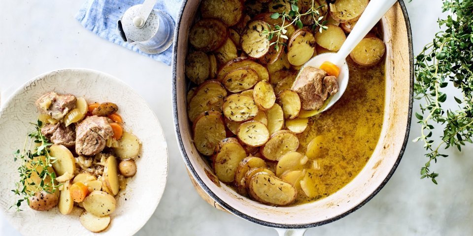 Lamsstoofpot onder krokante aardappelschijfjes Stoofpotje met lamsvlees staat klaar op tafel om uit geschept te worden. Bovenop de stoofpot ligt een laagje krokante aardappelschijfjes. Deze stoofpot noemt men Lancashire hotpot.