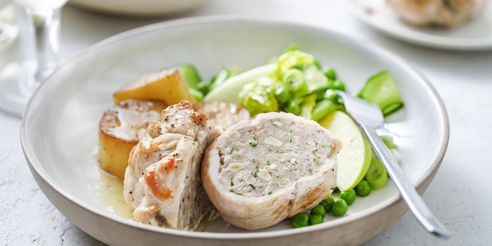 Mini-kalkoenrollade met melting potatoes en groene salade Een pakje op je bord, dat mag je letterlijk nemen. We maakten van de kalkoenlapjes kleine pakjes gevuld met gehakt, noten en berloumi. We serveren hem met een frisgroene salade van erwtjes, komkommer en sla. En daarbij boterpatatjes of melting potatoes, mmm.