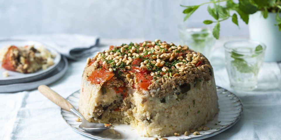 Een Libanese rijstschotel die omgekeerd gepresenteerd wordt op een groot bord. Wij voegde verschillende groenten en gehakt toe om een volledig maal klaar te hebben.