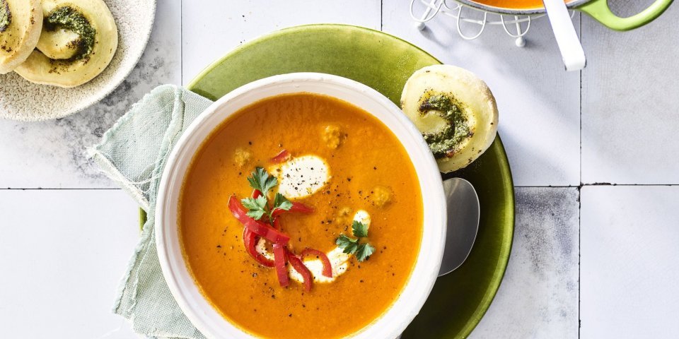 Paprikasoep met pestorolletjes Paprikasoep met pestorolletjes staat op het aanrecht klaar om te serveren.