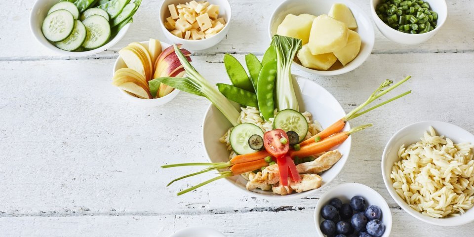 Poke bowl voor kinderen Een grappige én gezonde poké bowl op kindermaat. Wij maakten eentje in de vorm van een konijn. Oren van paksoi, ogen van komkommerschijfjes, neusje van tomaat, snorharen van worteltjes, tanden met paprika en mondje van kipfilet. Er staan ook nog enkele kleine potje langs gevuld met schijfjes appel, stukjes kaas, blauwe bessen... Laat ze maar kiezen en eten.