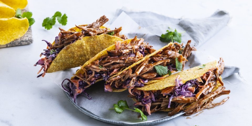 Taco's met pulled pork Vier taco's liggen klaar om te peuzelen. Wij serveren ze met een rode koolsalade, yummy.