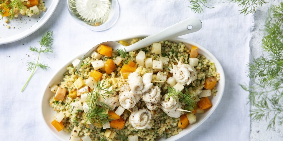 Risotto van parelcouscous met pompoen, aardpeer, rammenas en tongrolletjes Een risotto gemaakt van parelcouscous en rijkgevuld met geroosterde groenten. Om het gerecht volledig af te werken werden er homemade tongrolletjes bij gemaakt. Het gerecht is geserveerd in 1 grote schotel, klaar om allen aan te vallen.