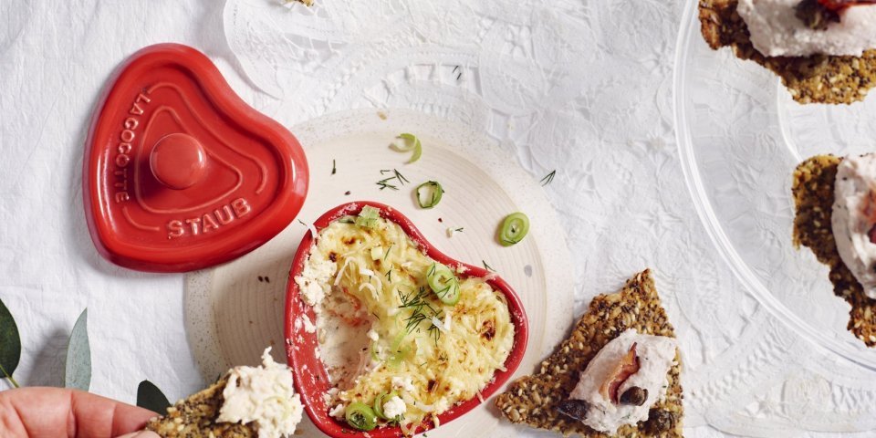 Rozemarijncrackers met hammousse of dip van krab De gegratineerde dip van krab zit in een hartjesvormig potje, ideaal om je geliefde te bekoren vanaf de start van je menu. Daarnaast staan ook de crackers met hammousse.
