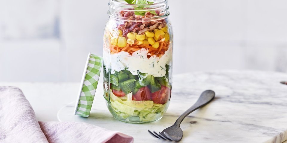 Salade in een jar met eiersla, paprika en spekblokjes Wat is er nu duurzamer dan je lunch mee te nemen in een glazen bokaal? En dat niet alleen, het is nog eens super mooi. De salade ligt in laagje in je pot, perfect en gezond.