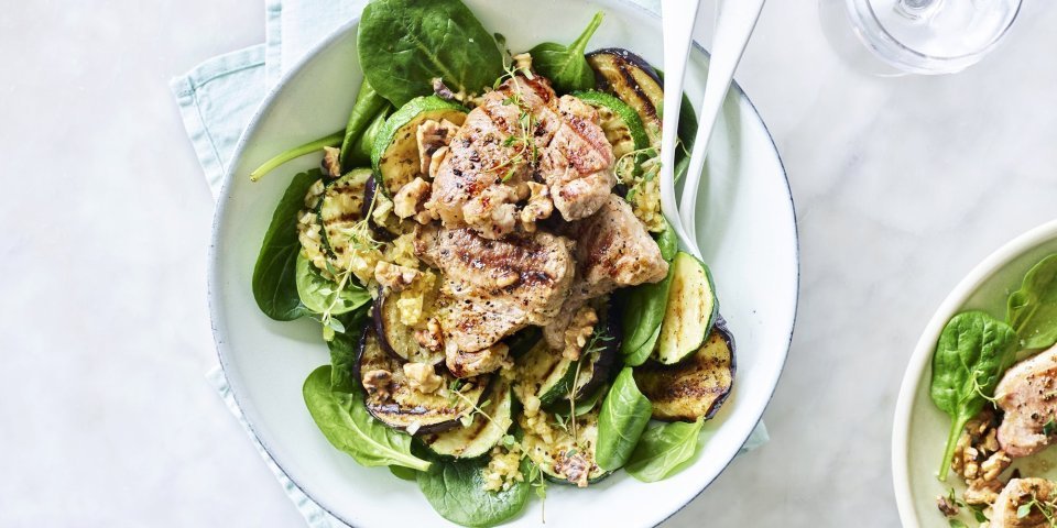 Zomerse salade met gegrilde courgette en aubergine. We serveren ze met lamskoteletjes die ook werden gegrild op de BBQ. 