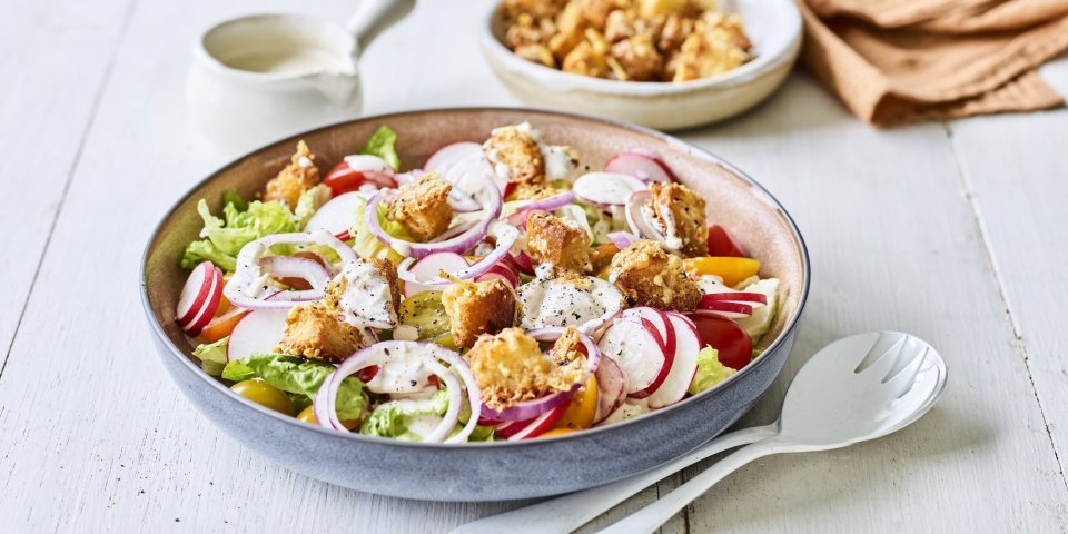 Salade met kaascroutons Een bordje goed gevuld met een gezond slaatje bestaande uit little gem, rode ui, radijzen en kerstomaatjes. We maakten hierbij homemade kaascroutons en dressing op basis van zure room, kaas en ansjovis. Ik kan alvast niet weerstaan aan dit gerechtje, en jij?