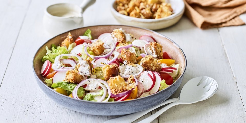 Een bordje goed gevuld met een gezond slaatje bestaande uit little gem, rode ui, radijzen en kerstomaatjes. We maakten hierbij homemade kaascroutons en dressing op basis van zure room, kaas en ansjovis. Ik kan alvast niet weerstaan aan dit gerechtje, en jij? 