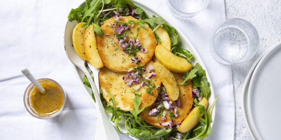 Salade met krokante knolselder en appel Een rijke salade boordevol groenten én een stukje fruit. De appel zorgt voor een heerlijke zoete toets in het gerechtje.