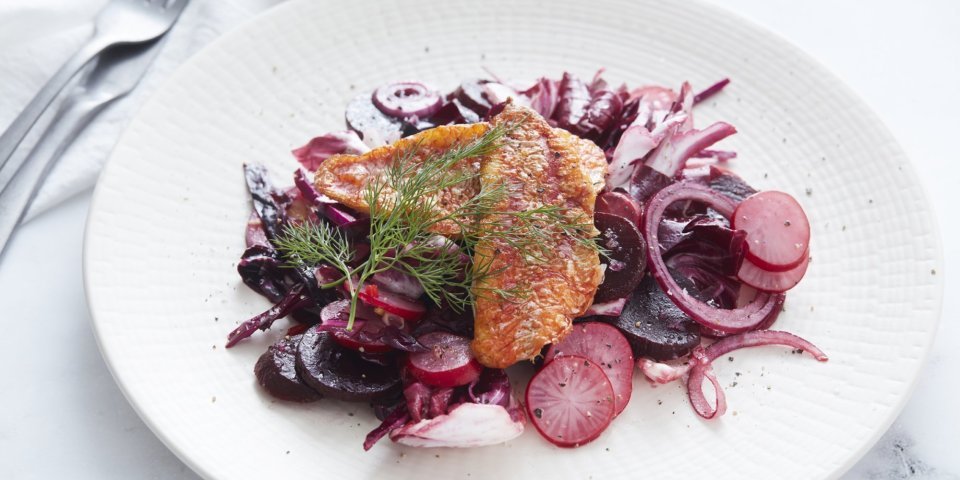 Salade van rode kool, radiccio, radijs en rode ui met gebakken zeebarbeel en chilidressing Salade van rode kool, radiccio, radijs en rode ui met gebakken zeebarbeel en chilidressing