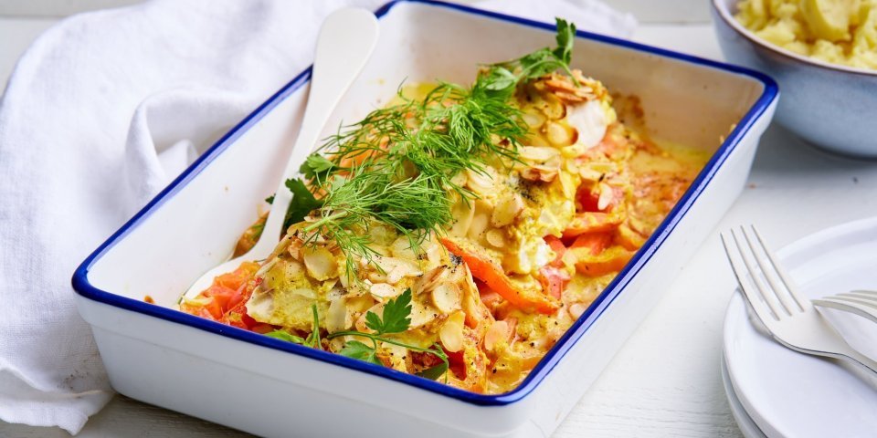 Schelvis met tomaten en mosterdsaus Een gevulde ovenschotel staat op tafel, hij is gemaakt met schijfjes tomaten en hierop de vis. We voegden wat saus toe op basis van mosterd, om het gerecht een extra boost te geven. Wij serveren hem met aardappelpuree.